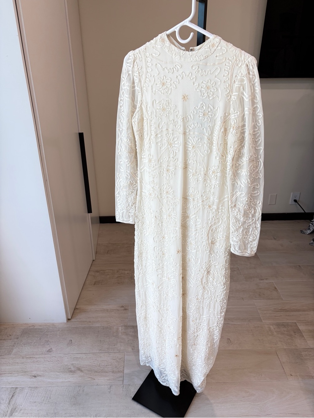 Farm Rio: Off-White Embroidered Crew Neck
Long Sleeve Maxi Dress - Picture 4 of 11